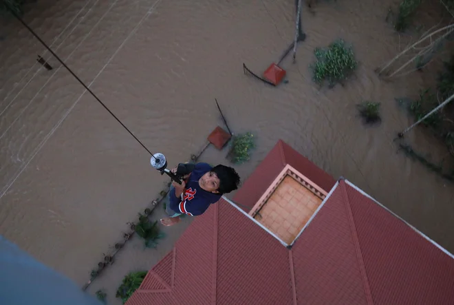 Prebivalci so se zatekli na strehe. FOTO: AFP