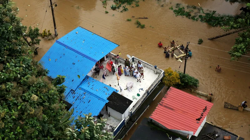 Fotografija: V najhujših poplavah v Kerali po več kot sto letih je po najnovejših podatkih oblasti umrlo 357 ljudi. FOTO: Reuters