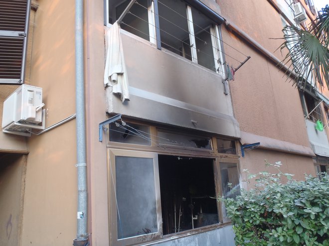 Požar v Izoli je uničil stanovanje. FOTO: GB Koper