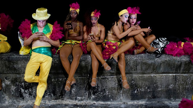 Fotografija: Ravno med karnevalom so lahko Kubanci za osem ur brezplačno preizkusili brezžični internet. FOTO: Reuters