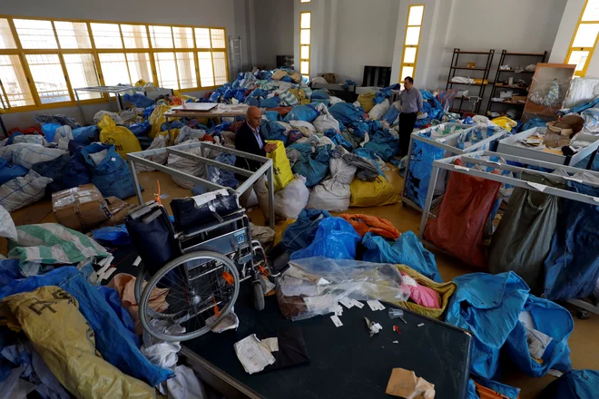 Med pošto so invalidski vozički in igrače. FOTO: Mohamad Torokman/Reuters