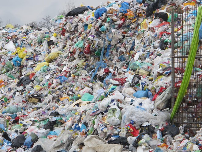 Odlaganja preostanka odpadkov ne smejo preveč podražiti. FOTO: Borut Tavčar