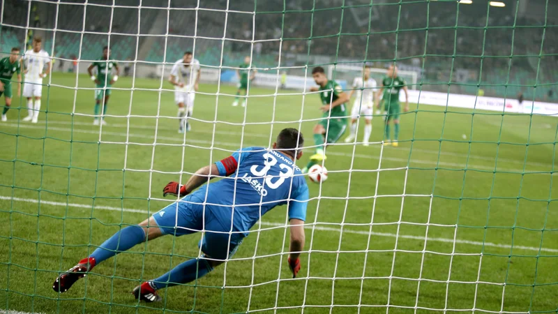 Fotografija: Jasmin Handanović je tik pred odmorom ubranil enajstmetrovko Roku Kronavetru. FOTO: Roman Šipić/Delo