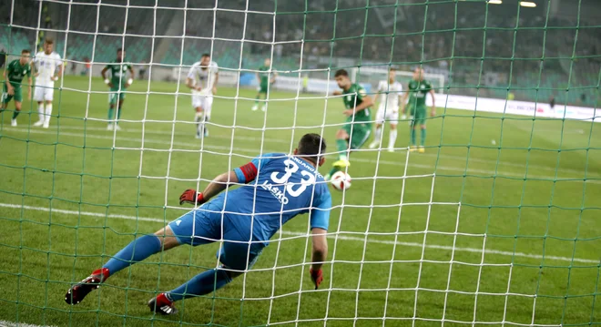 Jasmin Handanović je tik pred odmorom ubranil enajstmetrovko Roku Kronavetru. FOTO: Roman Šipić/Delo