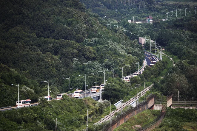 Avtobusi, s katerimi se južnokorejski udeleženci peljejo na severnokorejsko letovišče na gori Kumgang. FOTO: Kim Hong-ji/Reuters