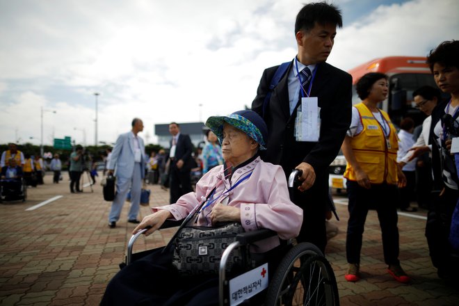 Na seznamu ločenih družin je od konca julija letošnjega leta več kot 132 tisoč posameznikov, več kot polovica oseb pa je žal preminila. FOTO: Kim Hong-ji/Reuters