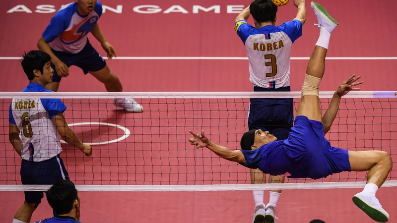 V Džakarti potekajo azijske igre. Utrinek iz azijskega športa takraw, mešanice nogometa in odbojke.&nbsp;Foto Mohd Rasfan Afp