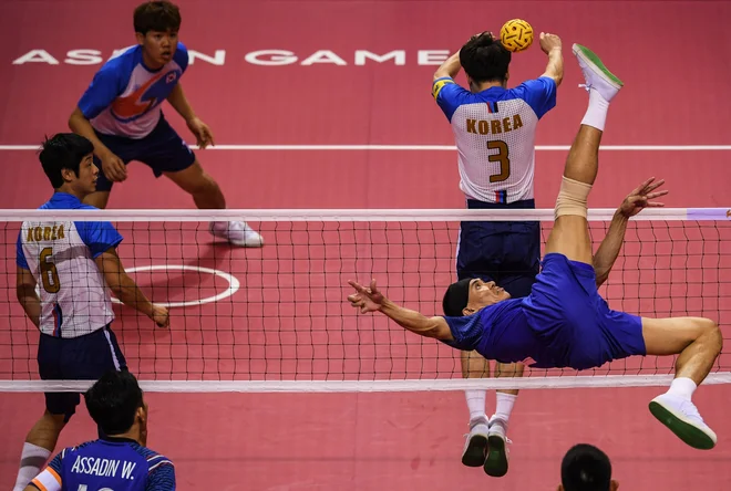 V Džakarti potekajo azijske igre. Utrinek iz azijskega športa takraw, mešanice nogometa in odbojke.&nbsp;Foto Mohd Rasfan Afp