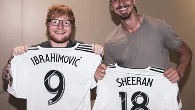 Fotografija: Zlatan Ibrahimović in Ed Sheeran sta si izmenjala dresa. FOTO: Instagram/Ed Sheeran