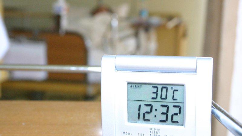Fotografija: Temperature v bolnišničnih sobah so včasih že nevzdržne, kar lahko vpliva tudi na rezultat zdravljenja. Foto Boris Šuligoj