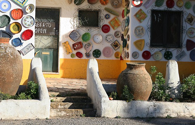 Algarve je značilen tudi po keramični posodi in ploščicah, ki so danes seveda del turistične ponudbe. FOTO: Matevž Maček