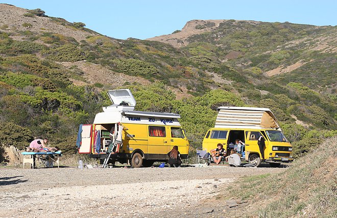 Novodobni nomadi v bolj ali manj starih bivalnikih, ki sledijo soncu in valovom. FOTO: Matevž Maček