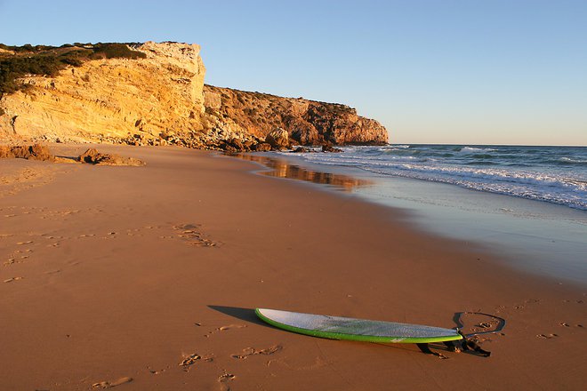 Nad portugalsko obalo se navdušujejo jezdeci valov. FOTO: Matevž Maček