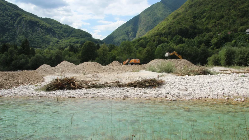 Fotografija: S posegi na najbolj obleganem delu Soče bi lahko počakali. FOTO: Blaž Močnik