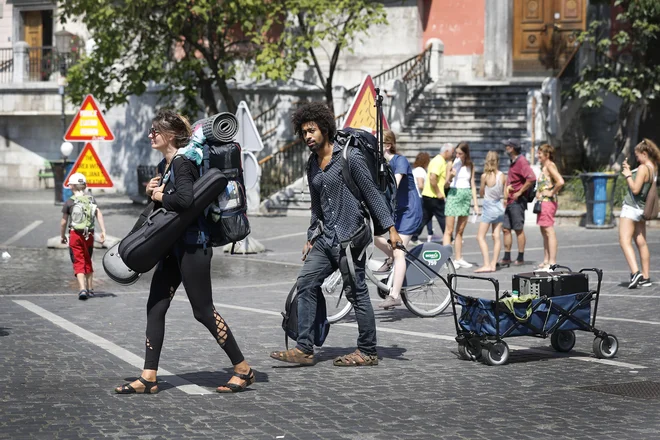 Slovenija je privalečn turistični cilj za ljudi z vsega sveta, a policijski ukrepi zgolj na podlagi barve kože lahko škodijo vsem. FOTO: Leon Vidic/Delo