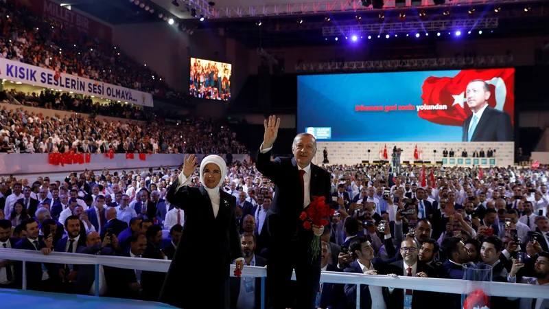 Fotografija: Turški predsednik Erdoğan s soprogo na nedavnem šestem kongresu vladajoče Stranke za pravičnost in razvoj FOTO: Reuters