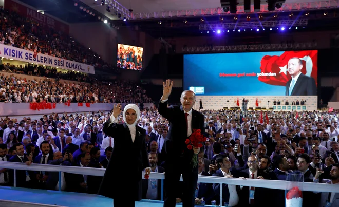 Turški predsednik Erdoğan s soprogo na nedavnem šestem kongresu vladajoče Stranke za pravičnost in razvoj FOTO: Reuters