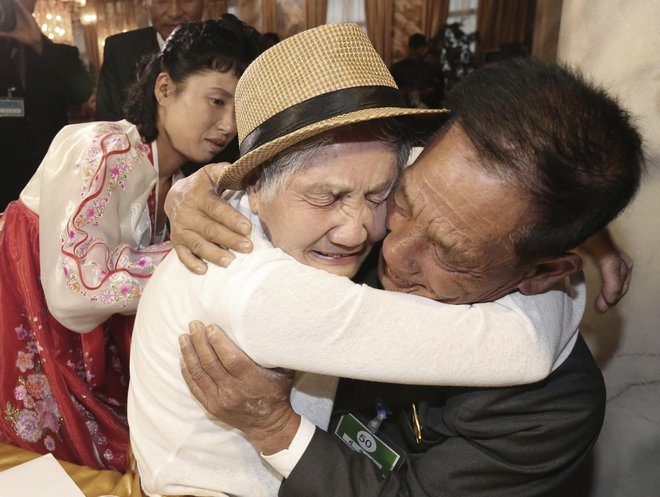 Lee Keum-seom iz Severne Koreje je svojega sina Ri Sang Chol nazadnje videla, ko je bil zdaj 71-letni Ri star 4 leta. FOTO: AP