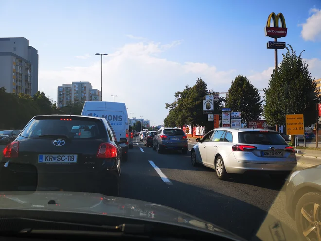 Gneča na Celovški cesti v smeri proti predoru Šentvid. Foto N. D.