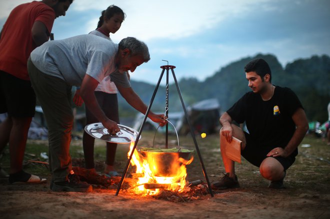 Improviziran kamp na obrobju Velike Kladuše. FOTO: Jure Eržen/Delo