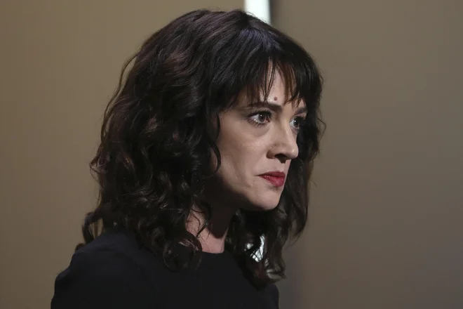 Asia Argento se je po izbruhu afere zavila v molk. Ne odgovarja na esemese niti na elektronska sporočila.FOTO: Vianney Le Caer/AP