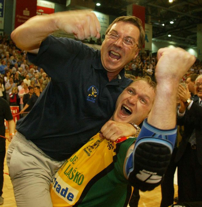 Miro Požun je leta 2004 s Celjem osvojil ligo prvakov in se takole veselil z Edijem Kokšarovom. FOTO: Tomi Lombar