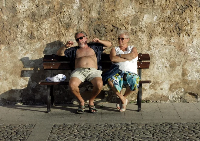 Na jug, kjer je življenje cenejše, poleg ameriških in zahodnoevropskih prihajajo tudi upokojenci iz Lombardije, Piemonta, Veneta in Furlanije. Na fotografiji je Alghero na Sardiniji. Foto Blaž Samec