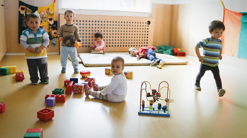 Fotografija: V vrtcih naj bi bile večje igralne površine, torej najmanj tri kvadratne metre na otroka, od 1. 9. 2023. FOTO: Jože Suhadolnik/Delo