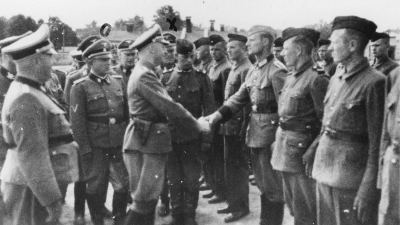 Fotografija: Fotografija, ki je v lasti muzeja holokavsta v Washingtonu, prikazuje voditelja SS-enot Heinricha Himmlerja, kako se rokuje z novimi pazniki v koncentracijskem taborišču Trawniki. FOTO: AP