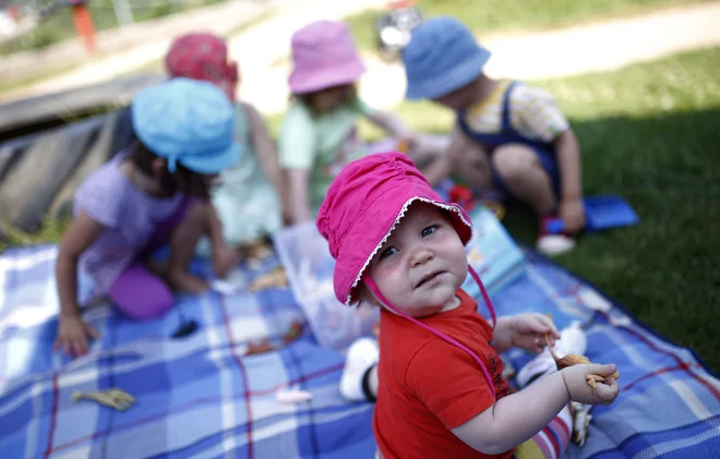 Seven month-old Lucy plays with her older friends in the outdoor area of the Kathinka-Platzhoff-Stiftung Kindergarten (Kathinka-Platzhoff-foundation kindergarden) in Hanau, 30km (18 miles) south of Frankfurt, July 16, 2013. From August 1, 2013, all children in Germany between the age of 1 and 3 will have a legal entitlement to a place at a kindergarten. The Kindergarten of the Kathinka-Platzhoff-Stiftung is one of few which hosts children between the age of six month and six years. Picture taken July 16. REUTERS/Kai Pfaffenbach (GERMANY - Tags: POLITICS BUSINESS EMPLOYMENT SOCIETY EDUCATION) - BM2E97G13VD01 Foto Kai Pfaffenbach Reuters