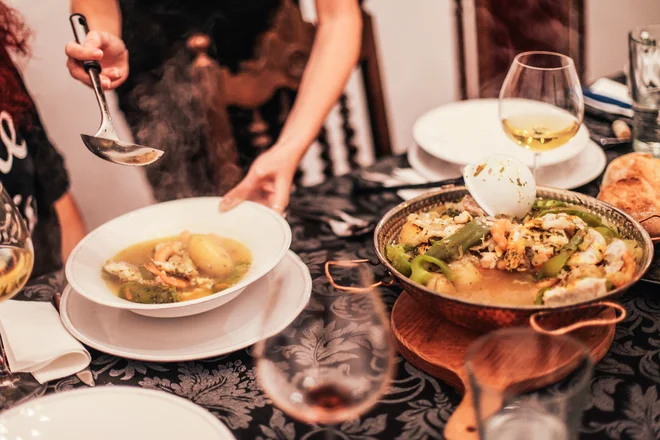 Cataplana je lokalna jed iz školjk, slanine, klobase, česna, čebule in olivnega olja FOTO: Shutterstock