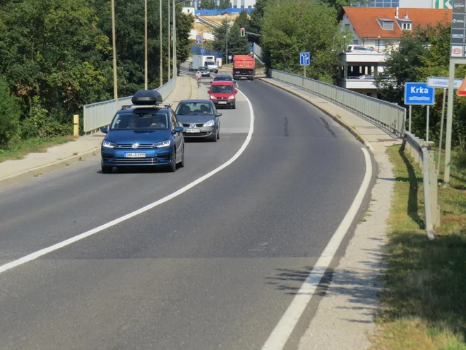 Ločenskega mostu čez Krko (še) ne bodo razširili z obojestransko kolesarsko stezo. FOTO: Bojan Rajšek