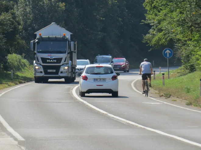 Prometno zelo obremenjena državna cesta proti Žabji vasi je izredno nevarna za kolesarje. FOTO: Bojan Rajšek