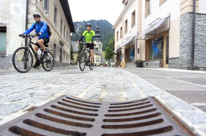 V Komunali so sanacijo napačnih priklopov na kanalizacijsko omrežje zahtevali tudi od lastnikov nekaj objektov v središču Kranjske Gore. Foto Roman Šipić/Delo