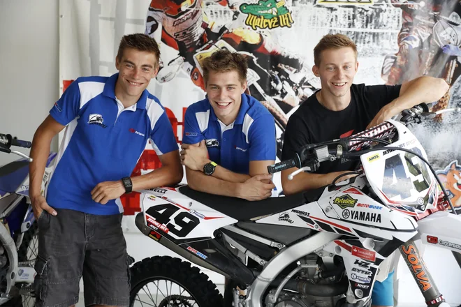Bratje Irt (z leve Matevž, Peter in Jernej) pripravljajo na progi v Žireh dobrodelni trening za nekdanja motokrosista Sebastjana Bahurja in Aneja Dopliharja, ki jima je hud padec prehitro vzel motorje. FOTO: Uroš Hočevar/Delo