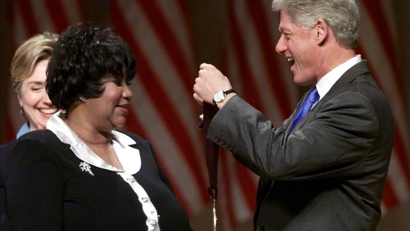 Leta 1999 je ameriški predsednik Bill Clinton podelil Arethi Franklin nacionalno medaljo za njen prispevek h umetnosti. Foto Win Mcnamee