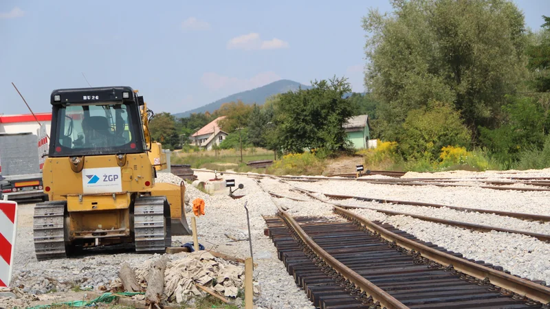Fotografija: Na železniški postaji Kočevje še polagajo novo progo. Foto Simona Fajfar