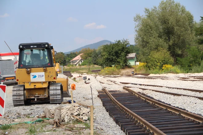Na železniški postaji Kočevje še polagajo novo progo. Foto Simona Fajfar