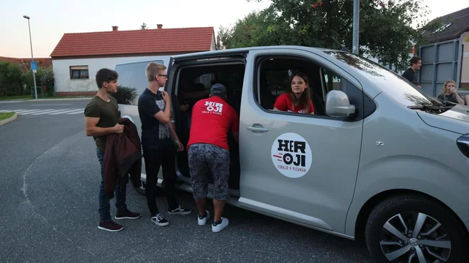 Heroji Zavoda Vozim so vozili že v različnih krajih po Sloveniji, akcij se lotijo v povezavi z mladinskimi centri. FOTO: Zavod Vozim