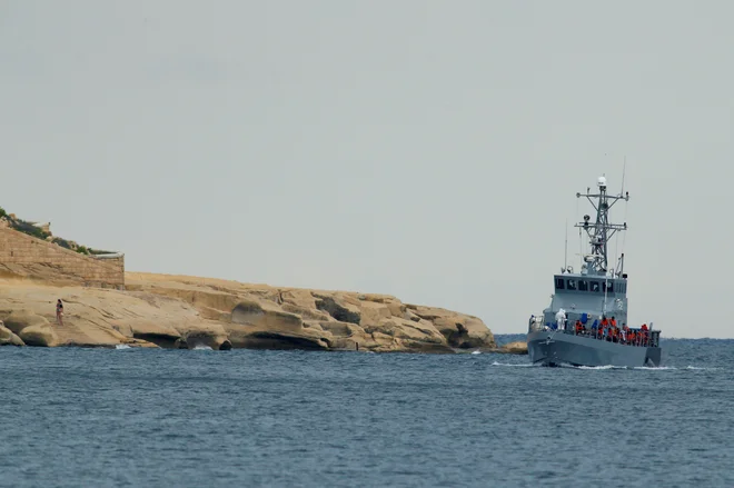 V slabem stanju so rešili sto migrantov. FOTO: Reuters