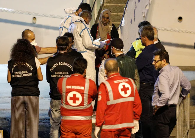 Ladjo italijanske obalne straže Diciotti je lahko v sredo zvečer zapustilo 27 otrok. FOTO: Antonio Parrinello/Reuters