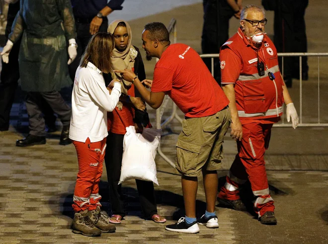 Ladja Diciotti je od ponedeljka v sicilijanskem pristanišču, pred tem je več dni krožila po odprtem morju in čakala na dovoljenje za vplutje v eno izmed pristanišč. FOTO: Antonio Parrinello/Reuters