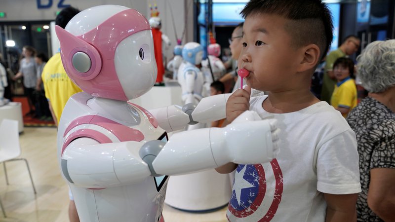 Fotografija: Odrasli so s testom opravili bolje, saj se pritisku robotov niso vdali. FOTO: Jason Lee/Reuters