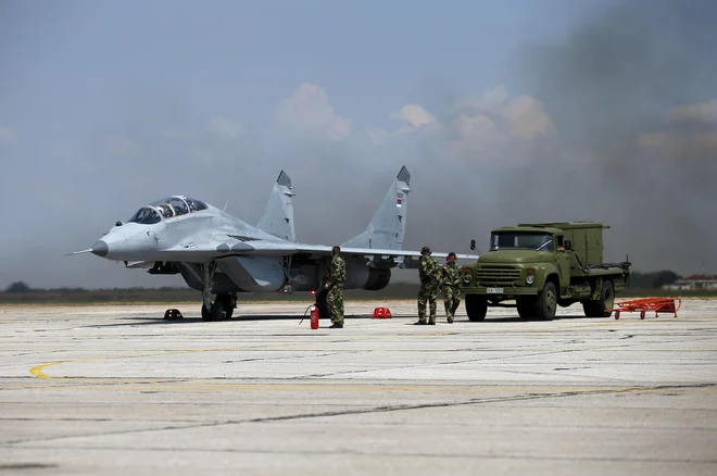 Srbska vojska se posodablja z letali MiG-29. FOTO: Darko Vojinovic/AP