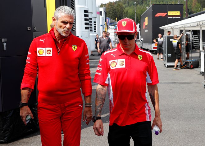 Ferrarijev šef Maurizio Arrivabene in Kimi Räikkönen sta takole kramljala ob prihodu v Spa-Francorchamps. FOTO: Reuters