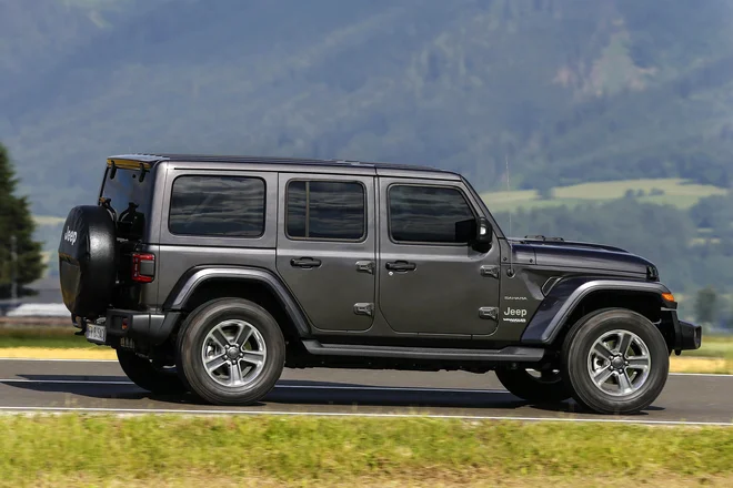 Takšen štirivratni jeep wrangler sahara ni dosti manj mačističen kot hummer. FOTO: Jeep