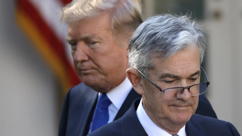 Fotografija: Predsednik Donald Trump in šef Feda Jerome Powell sta kar zadeva obresti vsak na svojem bregu. Foto Reuters