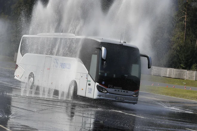 Vozniki so vadili vožnjo v ekstremnih pogojih. FOTO: Leon Vidic/Delo