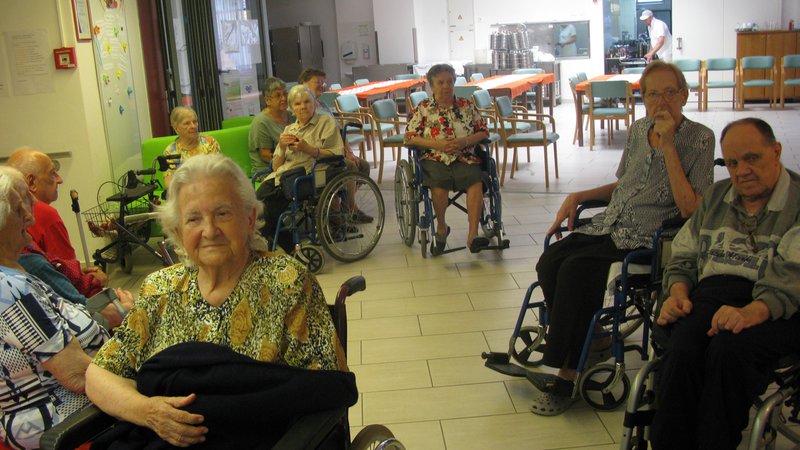Fotografija: Mesta v domovih za starejše zadostujejo za 4,68 odstotka starejših od 65 let, pri čemer bi danes potrebovali še 475 mest. Foto Polona Malovrh