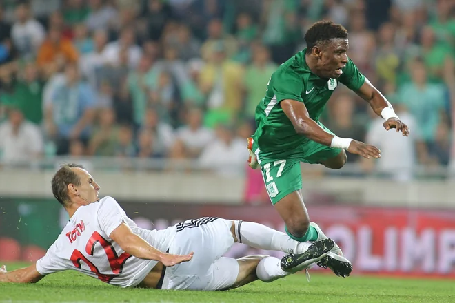 Martin Toth je zaradi prekrška nad Issahom Abassom prejel rdeči karton, a Olimpija tega ni vnovčila. FOTO: Tomi Lombar/Delo